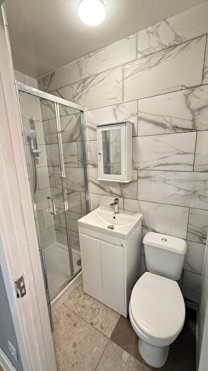 2 Bedroom Flat To Rent In School Lane, Maidenhead, SL6