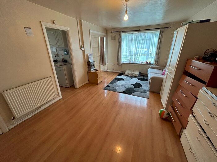 1 Bedroom Flat To Rent In Fairfield Close, North Finchley, N12