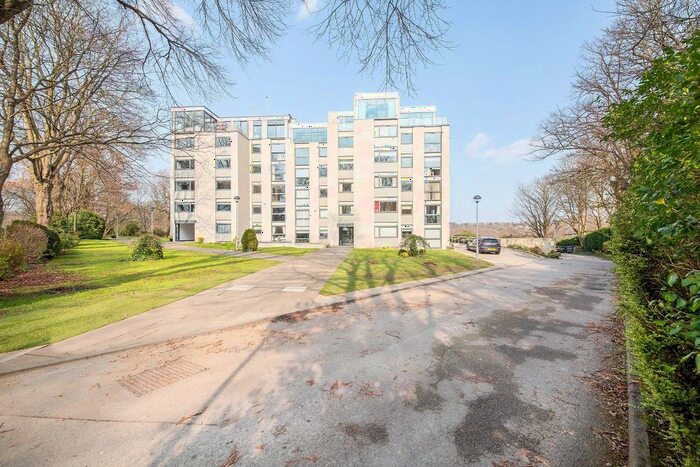 3 Bedroom Flat To Rent In Lakeview Court, Roundhay, LS8
