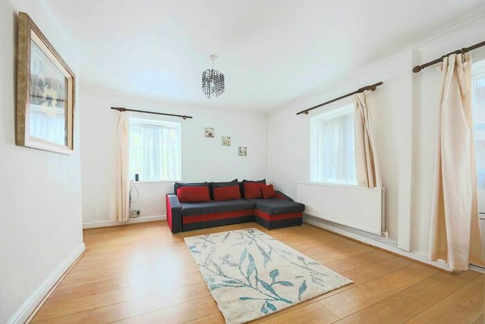 2 Bedroom Flat To Rent In Boston Manor Road, Brentford, TW8