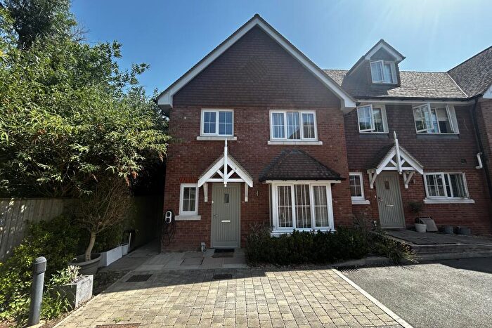 3 Bedroom End Of Terrace House For Sale In Grove Close, Farnham, GU10