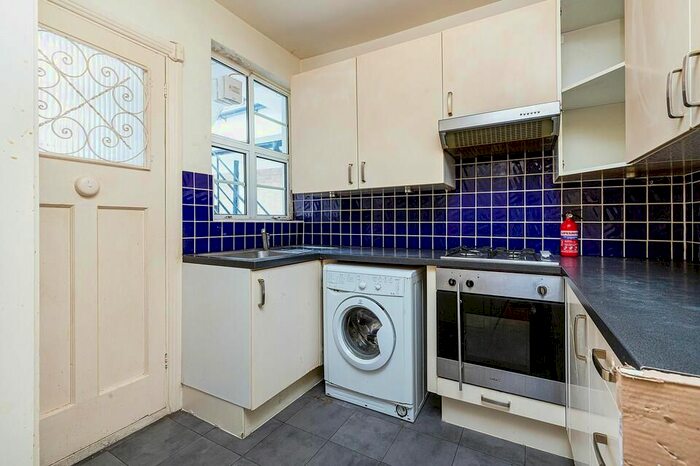 2 Bedroom Flat To Rent In Woodside, London, SW19
