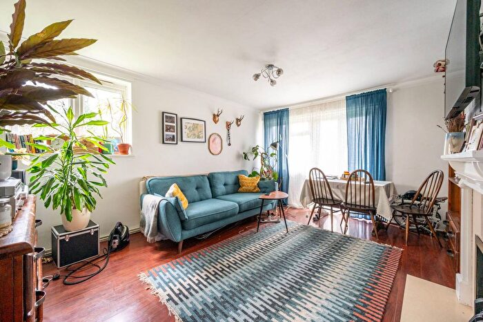 2 Bedroom Flat For Sale In Brading Crescent, Aldersbrook, London, E11