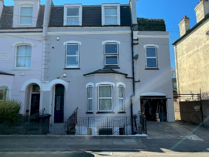 2 Bedroom Flat To Rent In First Floor Flat, Merton Road, London, SW18