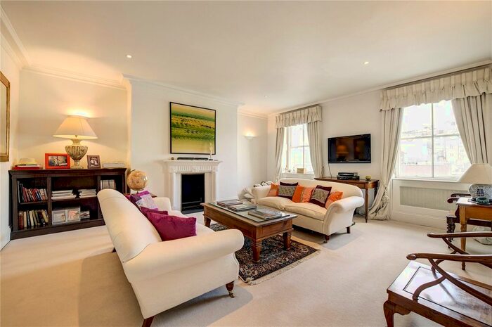 2 Bedroom Flat To Rent In Hertford Street, Mayfair, W1J