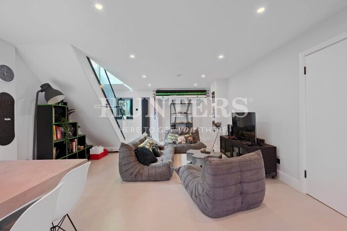 2 Bedroom Flat To Rent In Defoe Road, London, N16