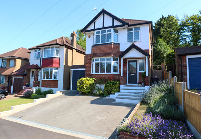 3 Bedroom Detached House For Sale In Mead Way, Coulsdon, CR5