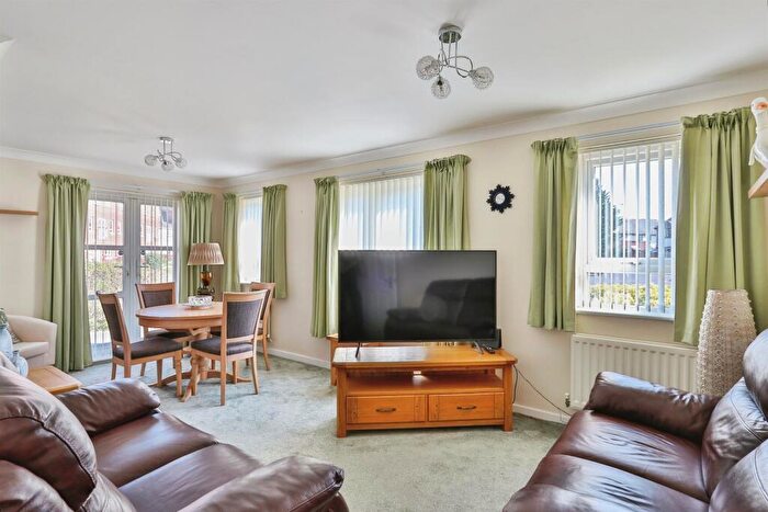 2 Bedroom Flat For Sale In Newfoundland Drive, Poole, BH15