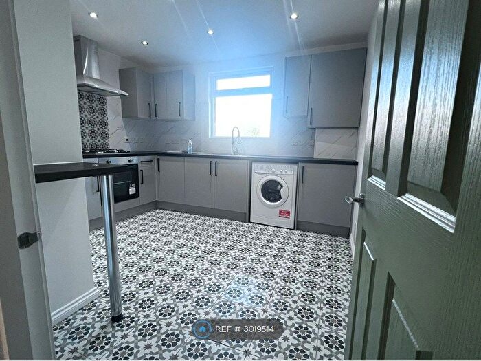3 Bedroom Flat To Rent In High Road Leyton, London, E10
