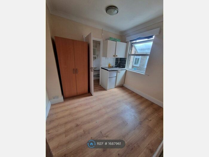 Studio To Rent In High Road, London, N22