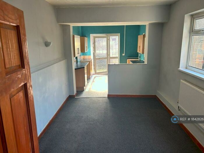 1 Bedroom Flat To Rent In Woodland Road, Neath, SA11