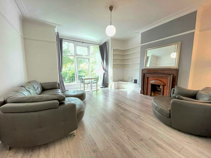 2 Bedroom Apartment To Rent In Oakwood Avenue, Leeds, LS8