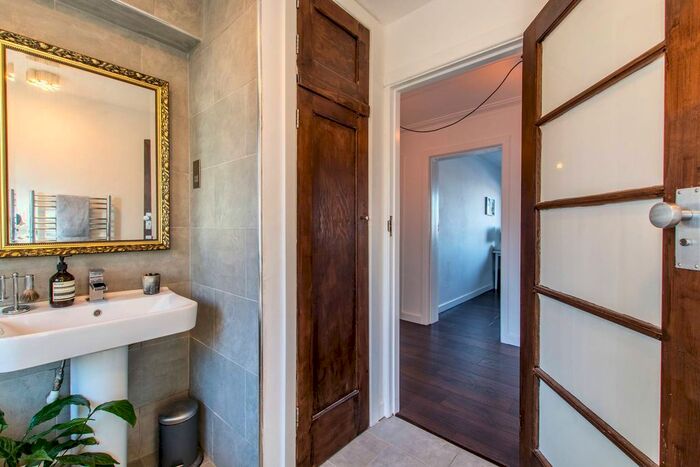 3 Bedroom Flat To Rent In Streatham High Road, Streatham, London, SW16