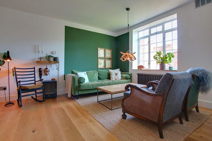 3 Bedroom Apartment For Sale In Stoneygate Court, Leicester, LE2