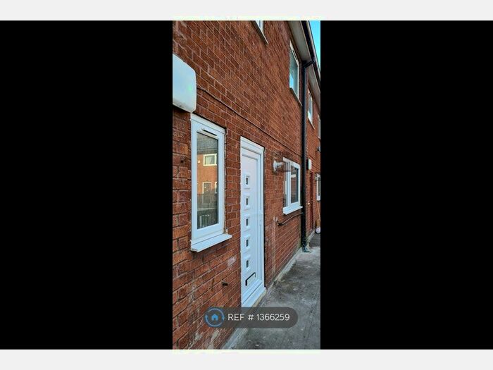 3 Bedroom Maisonette To Rent In Leamington Court, Stockport, SK5