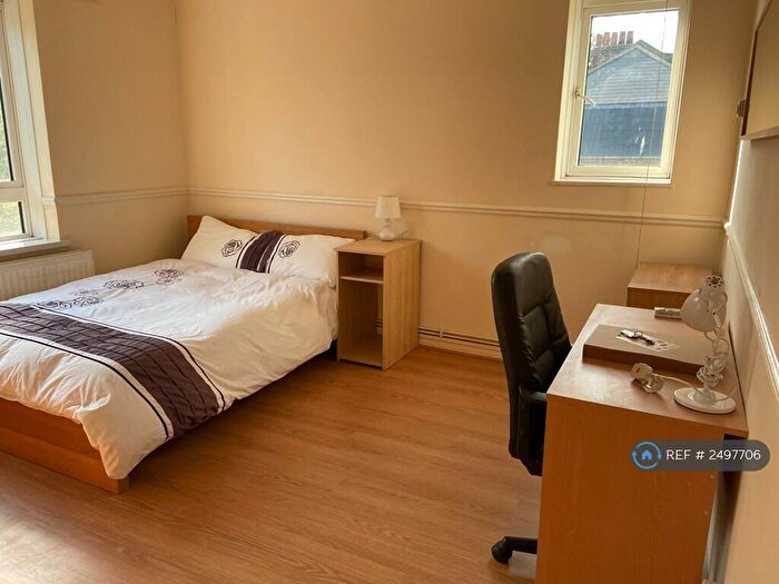 3 Bedroom Maisonette To Rent In Langdon Court, London, EC1V