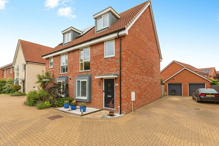 3 Bedroom Semi-Detached House For Sale In Aspen Drive, Wymondham, Norfolk, NR18
