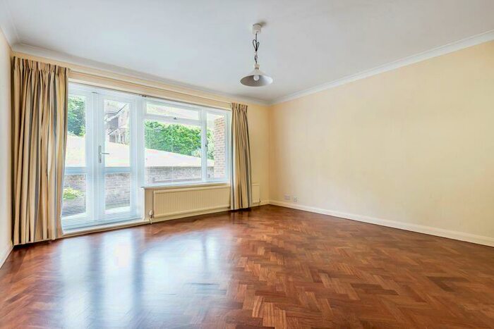 2 Bedroom Flat To Rent In Hurstmere Close, Hindhead, GU26