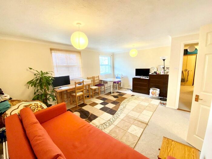 1 Bedroom Flat To Rent In Vanbrugh Court, London Road, Reading, Berkshire, RG1