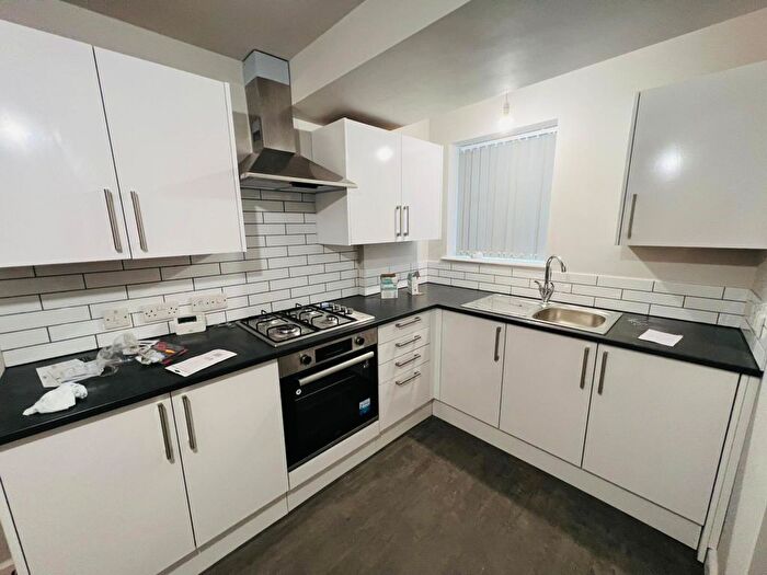 6 Bedroom End Of Terrace House To Rent In Holloway Street, Dudley, DY3