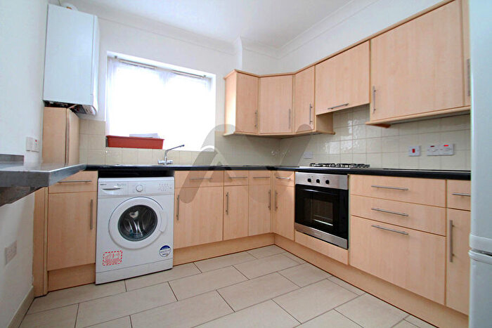 3 Bedroom Flat To Rent In Sussex Way, London, N19