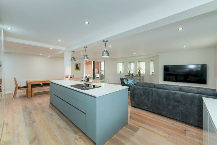 2 Bedroom Apartment To Rent In Hamilton Drive, The Park, NG7