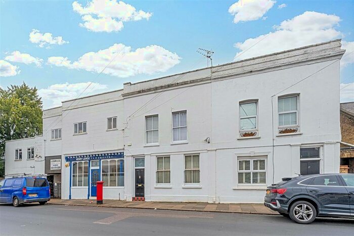 2 Bedroom Flat To Rent In Hanworth Road, Hampton, TW12