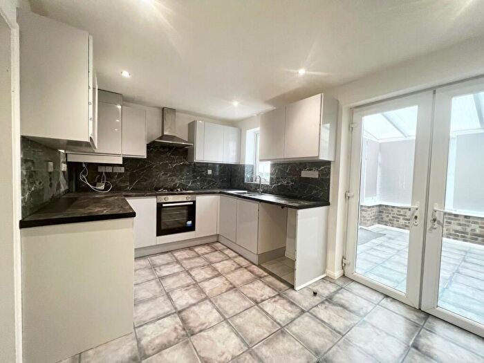 3 Bedroom Detached House To Rent In Linnette Close, Nottingham, NG5