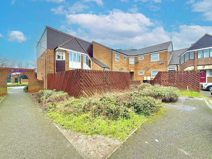 1 Bedroom Maisonette For Sale In Parkside Drive, Houghton Regis, LU5