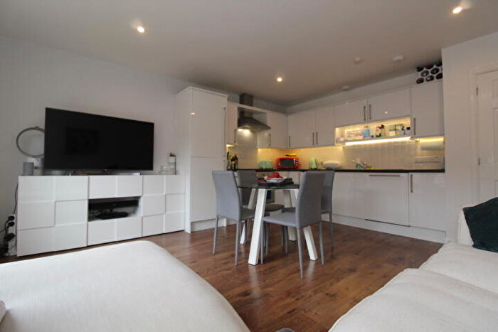 2 Bedroom Flat To Rent In Baker Street, /, Shawlands, G41