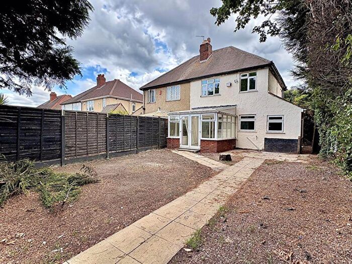 3 Bedroom Semi-Detached House For Sale In Sedgley Road, Woodsetton, DY1