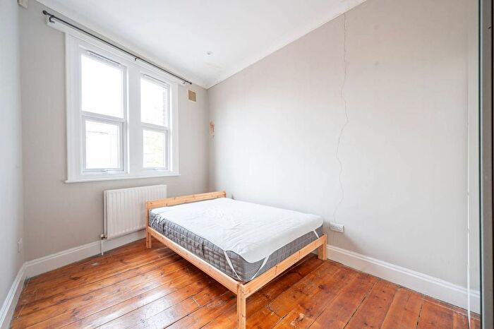 2 Bedroom Maisonette To Rent In Upper Tooting Road, Tooting Bec, London, SW17