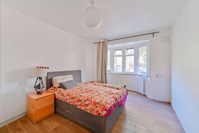 2 Bedroom Flat To Rent In Ullathorne Road, Furzedown, London, SW16