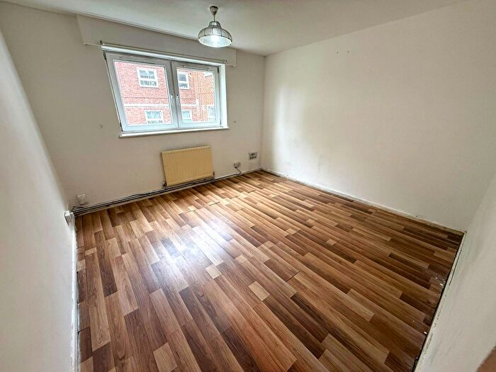 1 Bedroom Flat To Rent In Thornhill Gardens, Barking, IG11