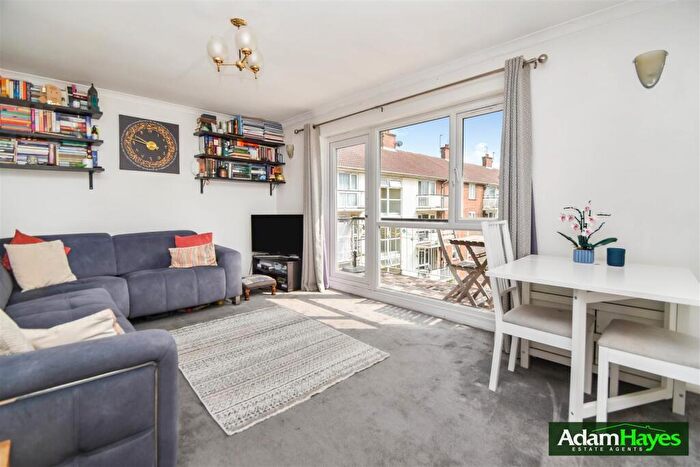 2 Bedroom Apartment For Sale In Victoria Grove, North Finchley, N12