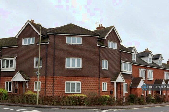 2 Bedroom Flat To Rent In Portsmouth Road, Liphook, GU30