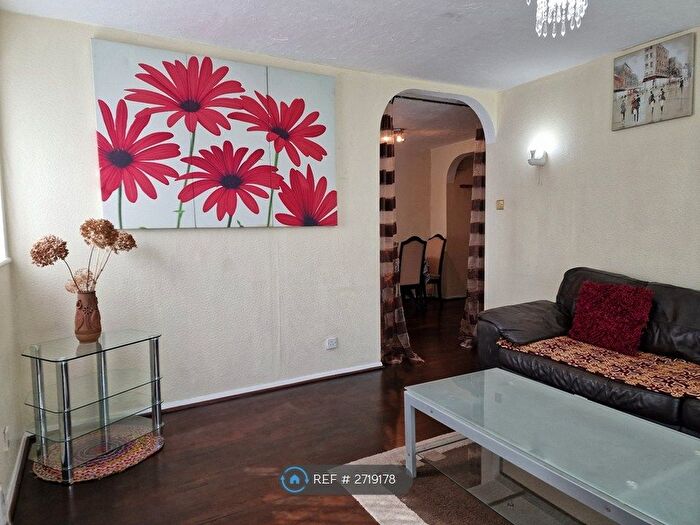 2 Bedroom Flat To Rent In Thamesvale Close, Hounslow, TW3