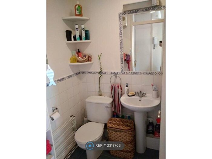 Studio To Rent In Avon Court, London, SW15
