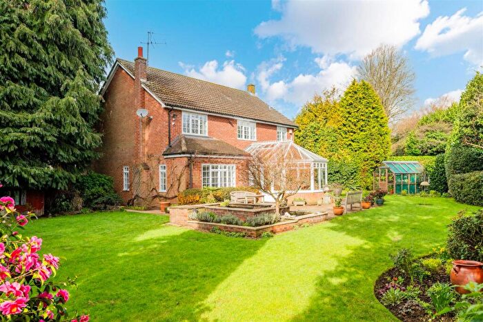 4 Bedroom Detached House For Sale In Cedar Walk, Kingswood, Tadworth, KT20