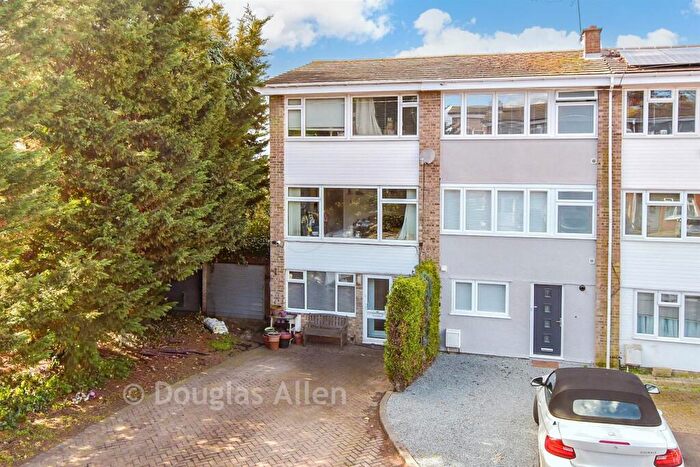 4 Bedroom Town House For Sale In Petworth Way, Hornchurch, Essex, RM12