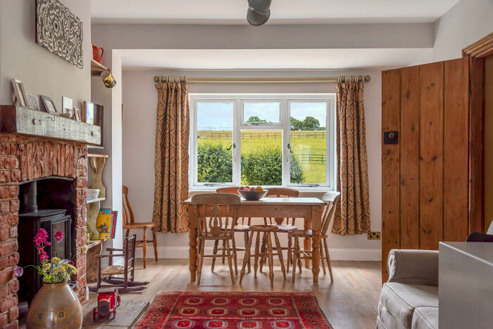 2 Bedroom Cottage To Rent In One Tree Hill Road, Guildford, GU4