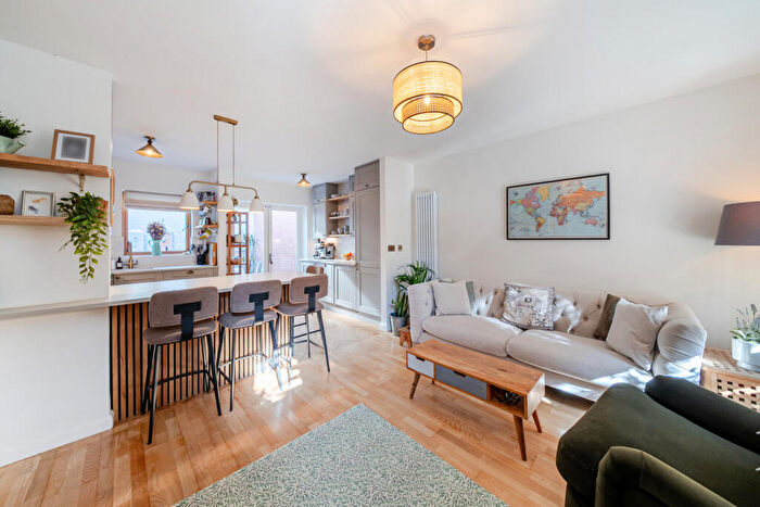 2 Bedroom House For Sale In Vaughan Road, London, SE5