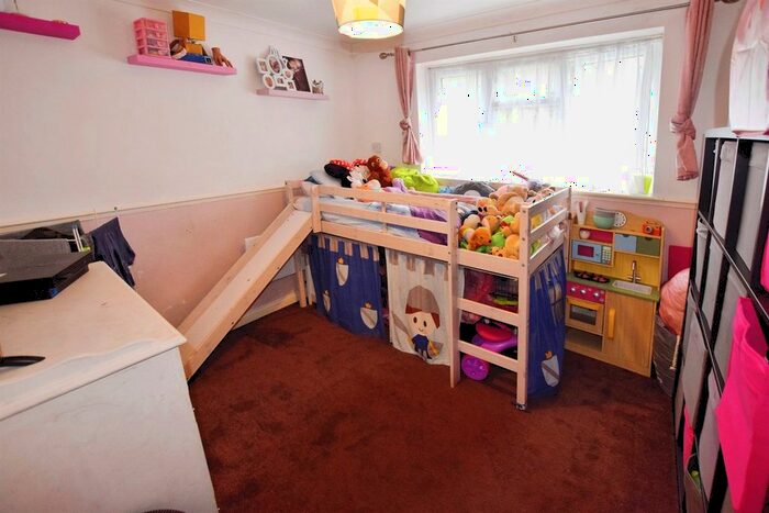 2 Bedroom Flat For Sale In Seaview Avenue, Vange, Basildon, SS16
