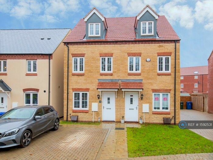 3 Bedroom Semi-Detached House To Rent In Redcar Road, Bicester, OX26