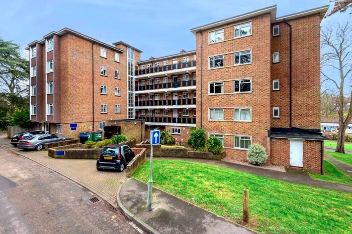 2 Bedroom Flat To Rent In Radcliffe Gardens, Carshalton Beeches, SM5