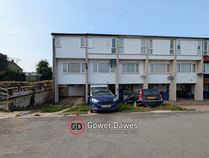 3 Bedroom Terraced House For Sale In Camden Close, Chadwell St.Mary, RM16