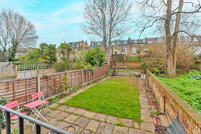 3 Bedroom Flat For Sale In Springdale Road, Stoke Newington, London, N16