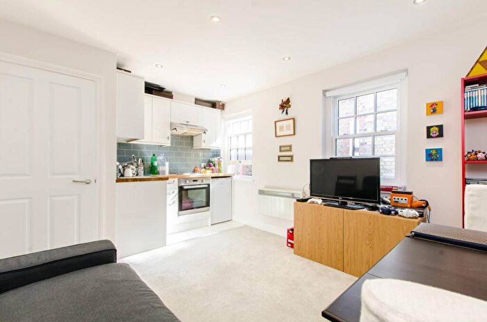 1 Bedroom Flat To Rent In Wentworth Street, Tower Hamlets, London, E1
