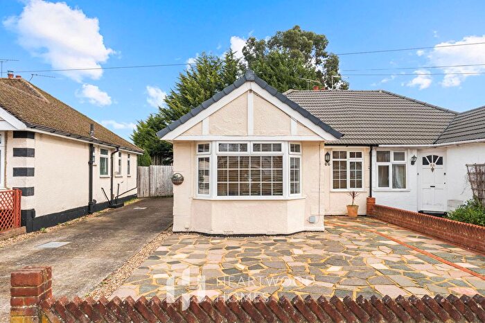 3 Bedroom Semi Detached Bungalow For Sale In Oakwood Drive, St. Albans, AL4