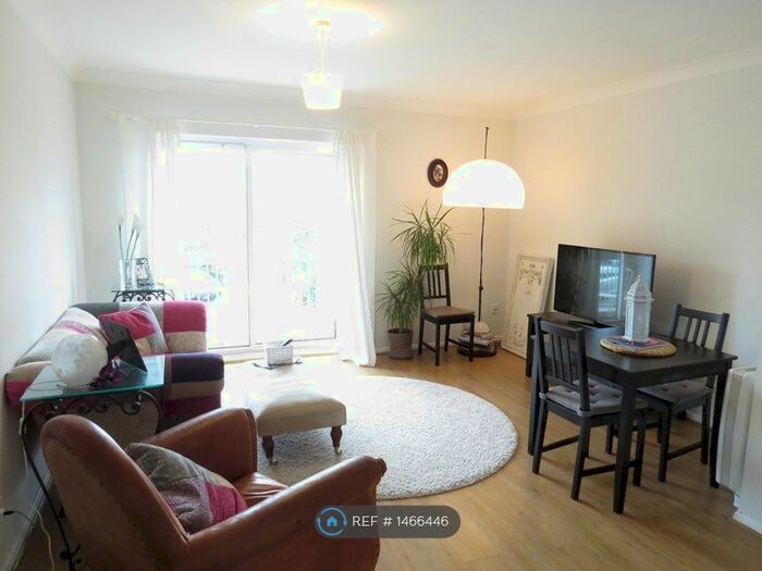 2 Bedroom Flat To Rent In Theresa's Walk, South Croydon, CR2